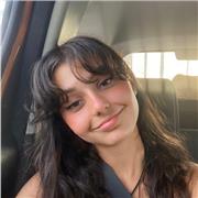 Étudiante apportant du soutien scolaire ou de l’aide au devoir aux enfants de primaire